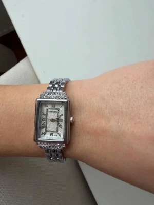 Klocka dam - Säljer en silver klocka från shein, helt ny! säljer pågrund är en guldtjej 