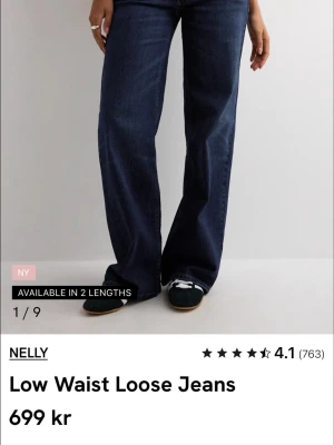 Low Waist Loose Jeans från Nelly - Snygga mörkblå jeans med låg midja och vida ben från Nelly. . Perfekta för dig som gillar avslappnad stil och vill ha bekväma jeans i jeansmaterial. Passar mig som är xs 
