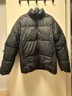 Svart puffer från Zara - En svart pufferjacka från Zara, knappt använd. Storleken är Large (män) 🧥
