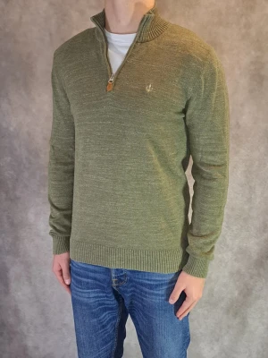 Morris Half Zip - Stl M - Riktigt fin half zip från Morris I färgen Olivgrön! Skick: 9,5/10 utan defekter | Stl: M | Modellen är 175cm lång men passar nog bäst mellan 175-185cm | 