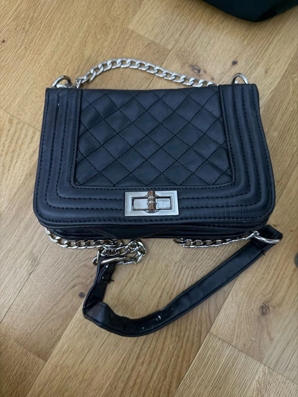 Svart quiltad axelväska med kedja