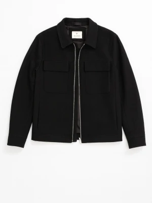 Svart overshirt från Jack & Jones  - Svart overshirt med klassisk krage och två stora bröstfickor med lock. Jackan har en rak passform, hel dragkedja framtill och är tillverkad i ullblandning. Perfekt för lager-på-lager och har en clean, minimalistisk vibe.