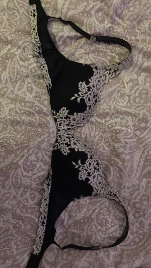 Svart intimissimi bh - Säljer en svart intimissimi bh som jag köpte i slutet av sommaren, använd några gånger men som ny. Storlek 80C💗