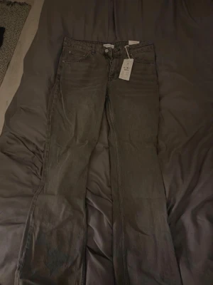 Grå flare jeans  - Helt nya snygga flare jeans 