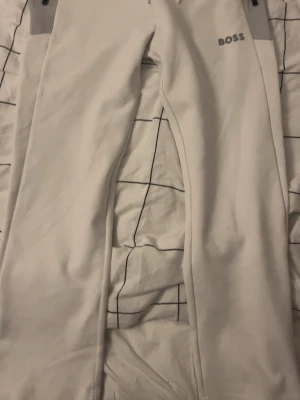 Boss byxor - Säljer dessa boss byxorna då jag inte använder dom längre. Storleken är L och perfekt på längden på mig som är 187. Köpta på Urban Modern för 1300
