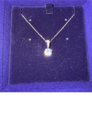 Swarovski halsband - Gnistrande halsband i guldfärgad kedja. 