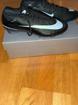 Nike mercurial vapor 16 - Helt oanvända, passade tyvärr inte mig. Skit snygga och säljs för ett väldigt bra pris. Priset kan diskuteras bara att höra av sig!