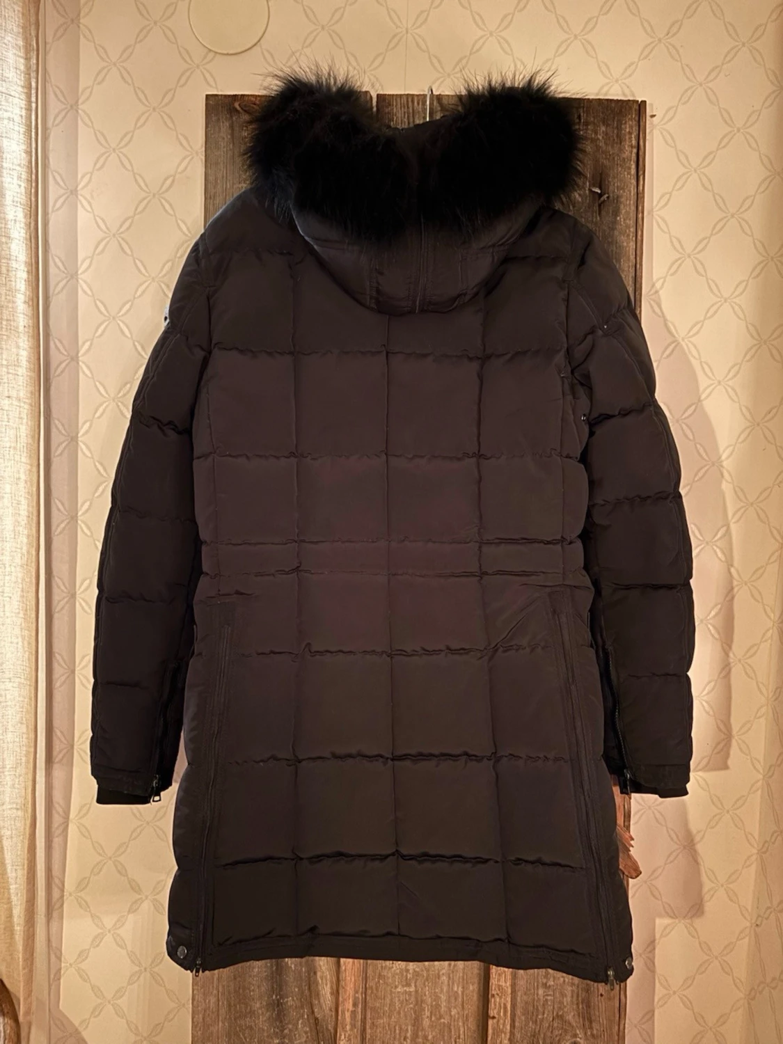 Svart lång dunjacka med päls, från Blonde no. 8 - 1