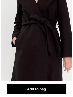 Svart kappa med bälte från Zara - Säljer en svart kappa från Zara i storlek XS. Kappan är i mycket bra skick utan skador och är knappast använd.