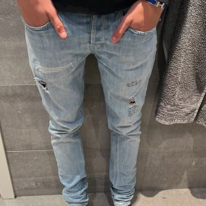 Dondup Jeans - Storlek 32. Skriv vid eventuella frågor eller funderingar! Liten defekt på baksidan av byxan men inget stort.