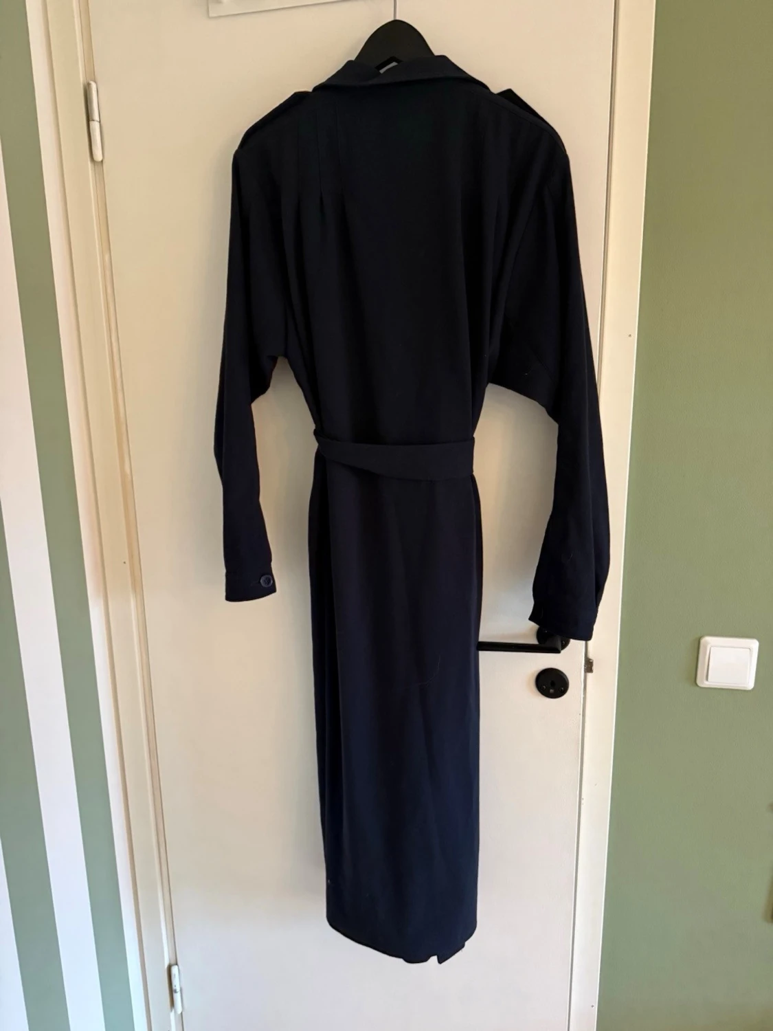 Mörkblå trenchcoat från Rodebjer - 2