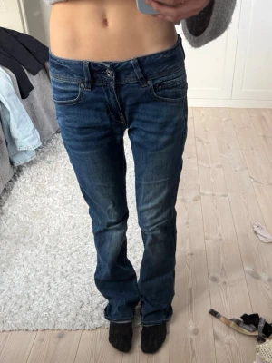 G-star jeans  - Såå snygga jeans från g-star raw. Nypris 1300kr. Säljer då de är för stora, använda 3 gånger max. Passar S/M. Kom med prisförslag 