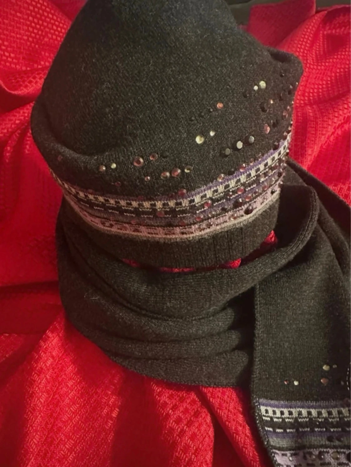 Svart stickad mössa & halsduk set 70%ull, 30% akryl..   - 2
