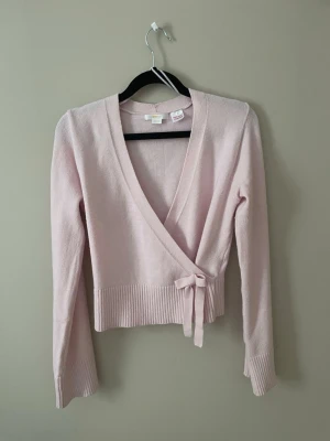 Ljusrosa omlottkofta med knyt - Knappt andvänd. Vid snabbt köp går pris att diskuteras