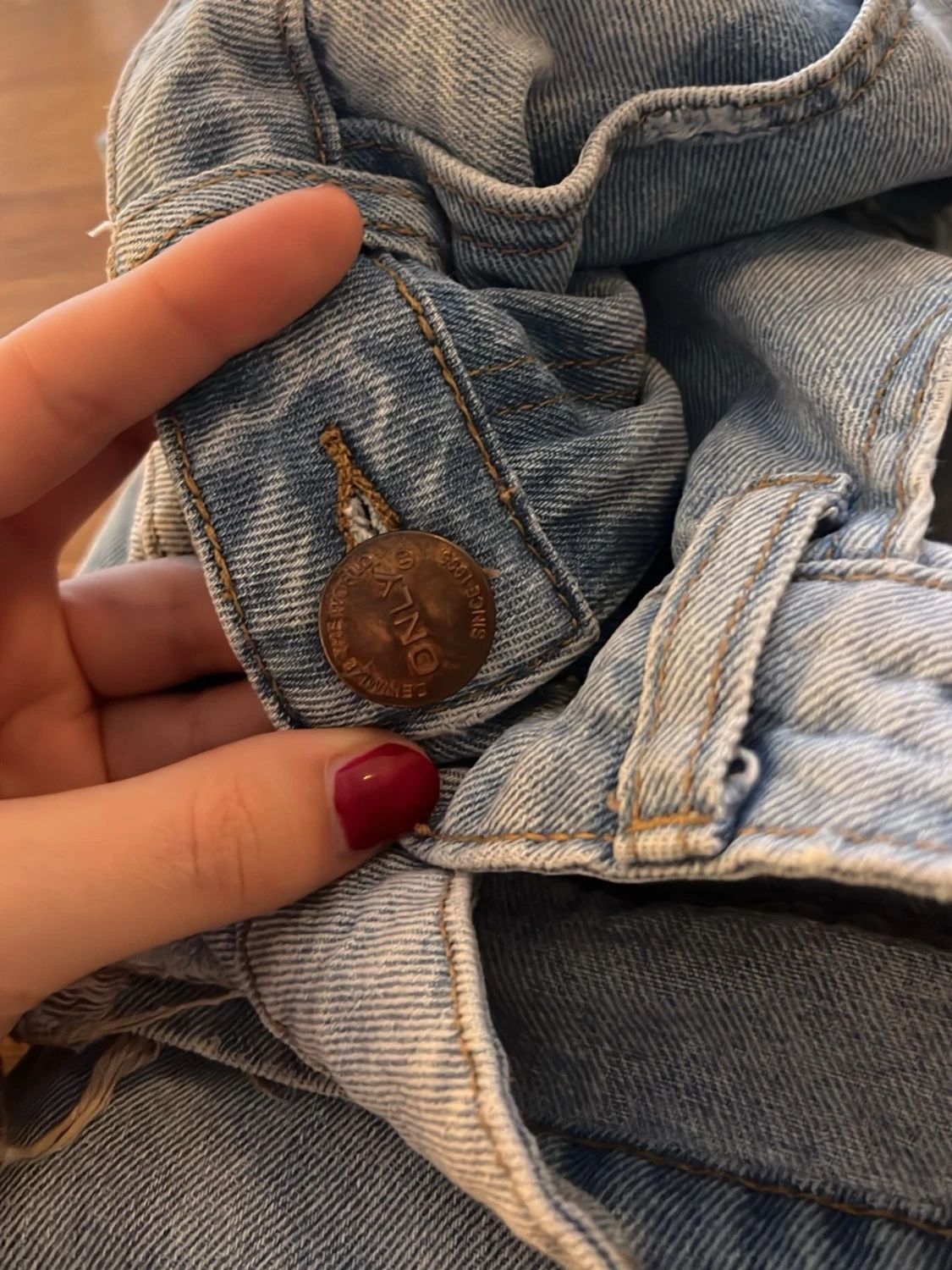 Ljusblå bootcut jeans med slitningar - 4