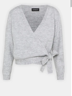 Grå omlottkofta från Even&Odd - TROR DEB ÄR I S-xs Mysig grå omlottkofta från Even&Odd med knyt i sidan och djup v-ringning. Koftan är stickad och har långa ärmar samt ribbade muddar. Perfekt för lager på lager och enkel att styla till olika outfits.
