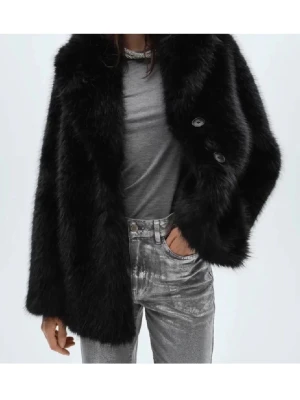 Svart pälsjacka med knappar - Säljer en svart pälsjacka med bred krage och stora knappar framtill. Fin, mjuk päls och man håller verkligen värmen i denna jacka! Köpt från mango 1 år sedan, använd vid 4-5 tillfällen. Nypris 1.499:-