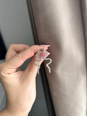 Örhängen - Fina ormörhängen🤍