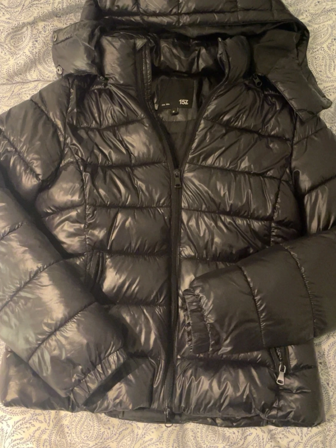 Svart pufferjacka med huva - 1