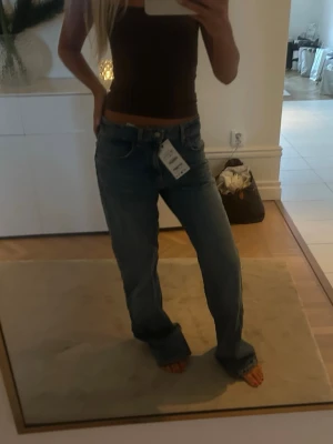 Blå jeans wide fit - Säljer ett par klassiska blå jeans med wide fit och normal passform. Jeansen har låg midja, raka ben och är tillverkade i slitstarkt denim. Perfekta för dig som gillar en avslappnad och trendig look. Taggen sitter kvar! 