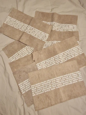 8 bordstabletter - Beiga bordstabletter med text i fyra rader. De är mer eller mindre använda allihop. Vissa i bättre skick än andra. Några har fläckar som inte har gått bort i tvätten och några är mer upprevade än andra. De har dock fortfarande mer att ge men jag fick ge upp för avtorkningsbara som funkar bättre med yngre barn 😅