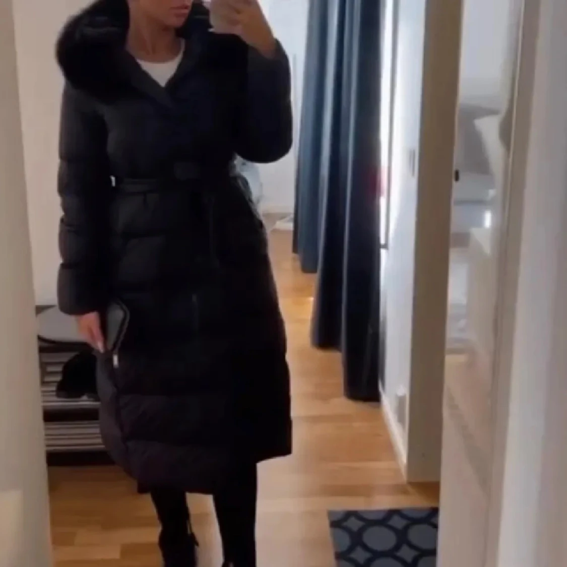 Svart lång dunjacka med päls - 1