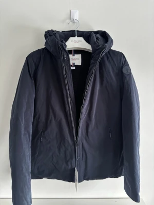 US Polo Assn Vinterjacka - Snygg vinterjacka, lite tunnare men fortfarande varm. Aldrig använd.  Storlek S/M. Nypris: 4357