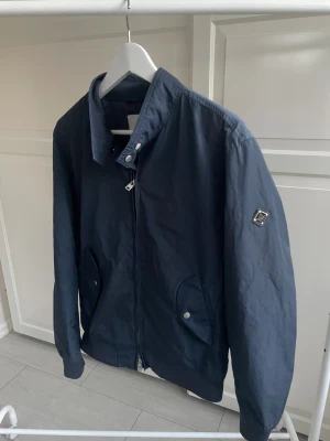 J.Lindeberg Jacka - Tjena! Säljer denna goa Jacka från J.Lindeberg✔️ Storlek M✔️ Skriv vid minsta fundering✔️