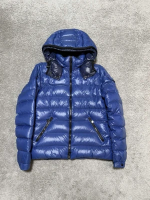 Moncler Bady Jacka - Moncler bady, storlek 3/m, skick 9/10, carton har lostnat helt, mycket svår färg att få tag på, nypris 17600kr, vid funderingar hör av er. 
