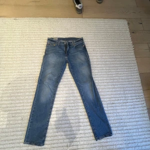Levis 511 - Säljer mina ljusblåa levi’s 511. Storleken är 30/32 och dom passar åt slim hållet