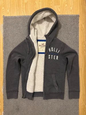 Vintage Hollister Fodrad Zip Hoodie - Säljer denna as feta och sällsynta fodrade Hollister koftan, perfekt nu under vintern | Storlek S | Mycket bra skick | Längd ≈ 63cm , Bredd armhåla - amrhåla ≈ 50cm | Model 175cm, 68kg | Pris kan diskuteras vid snabbt köp! | 
