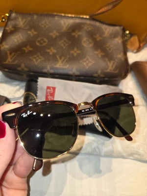 Ray ban solglasögon. - Fint använda solglasögon. Box medföljer. Säljer för använder ej längre. 300kr 