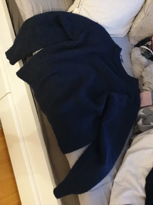 Mörkblå stickad tröja Gina Tricot - Mysig mörkblå stickad tröja från Gina Tricot i storlek 134/140. Tröjan har lång ärm och enkel, klassisk design som passar perfekt till både jeans och kjol. Materialet är mjukt och värmande, perfekt för kyligare dagar.