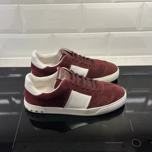 Valentino Flycrew - Valentino Flycrew helt nya | Otroligt sällsynt färg | Storlek 41, fråga om innermått vid osäkerhet | Garanterad äkthet | Hör av dig vid frågor eller funderingar!