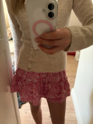 Rosa blommig volangkjol - Supersöt kort kjol i rosa med vitt blommönster och volangkant från Zara💞 