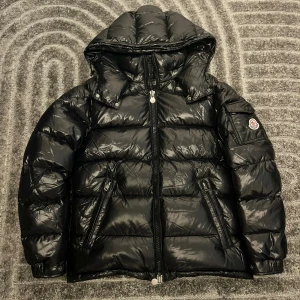 Moncler maya - Hej säljer min Moncler maya eftersom den är för stor för mig. Har använt den 2-3 gånger och den är i perfekt skick med inga defekter. Storlek S
