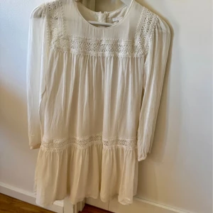 Klänning  - Jätte fin klänning från chloé. Nypris 7000 kr. Den är i 100% silke. Storlek 14 år men passar mig bra som är 165 cm och brukar bära storlek xs.❤️