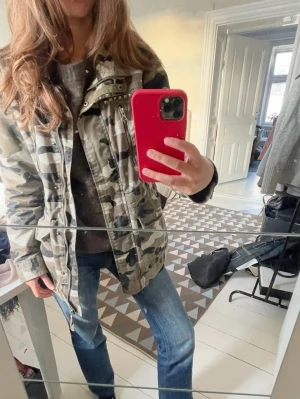 Camouflagejacka - Säljer en super snygg camouflagejacka som är perfekt till våren💕