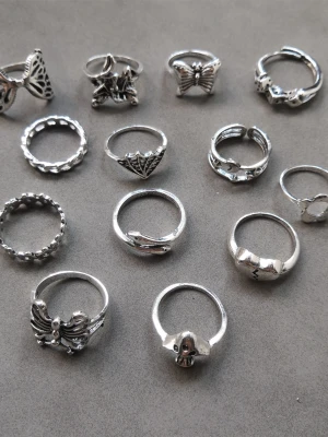 13 st ringar  - Säljer ett set med 13 ringar i olika former och mönster. Materialet är alloy. (#633)