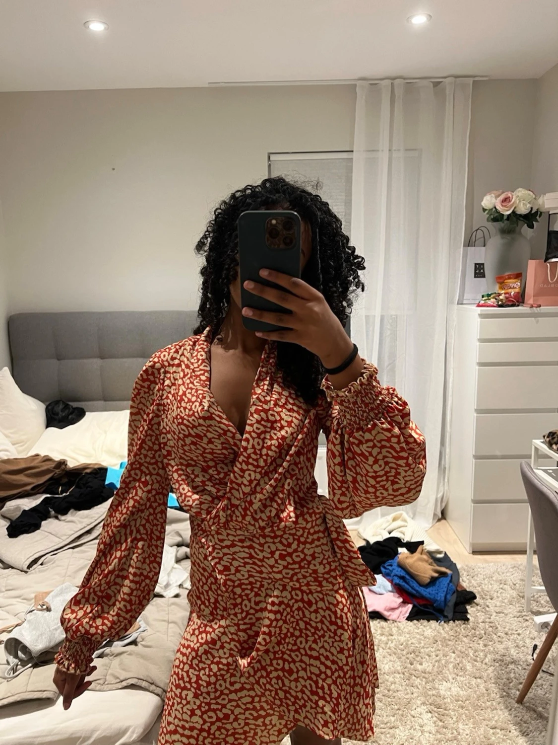 Röd och beige omlottklänning med mönster - 1