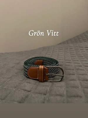 Grön vitt flätat bälte  - Hej det är helt nytt från Bältgallerian. Det är 105cm långt och 3,5cm brett. Det är i ett elastiskt material så passar större storlekar också. Det finns flera färger bara gå in och kolla min profil.