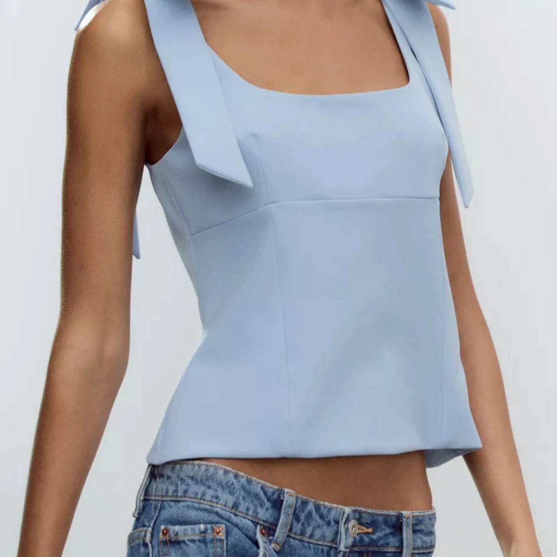 Zara ljusblå topp med rosetter  - 1