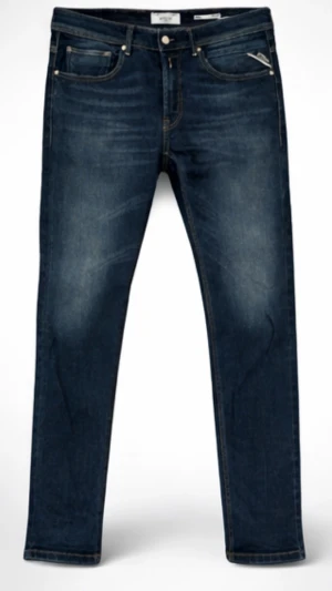 Mörkblå Replay Anbass jeans - Snygga mörkblå Replay Anbass jeans med klassisk femficksdesign och diskreta slitningar framtill. Jeansen har en smal passform och är tillverkade i mjukt denimtyg som ger en bekväm känsla. Perfekta för dig som gillar stilrena och moderna jeans.