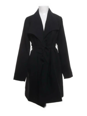 Svart trenchcoat från Esmara by Heidi Klum - Svart trenchcoat med bred krage och knytbälte i midjan från Esmara by Heidi Klum. Jackan är långärmad och har en stilren. Insidan har ett mönstrat foder. Perfekt för dig som gillar enkel och snygg stil.