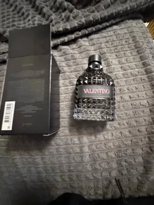 Valentino Uomo Born In Roma EdT - Valentino Uomo Born In Roma Eau de Toilette, 100 ml. Snygg flaska med nitar och modern design. Tillverkad i Frankrike. Perfekt för dig som vill ha en exklusiv och trendig doft på hyllan.