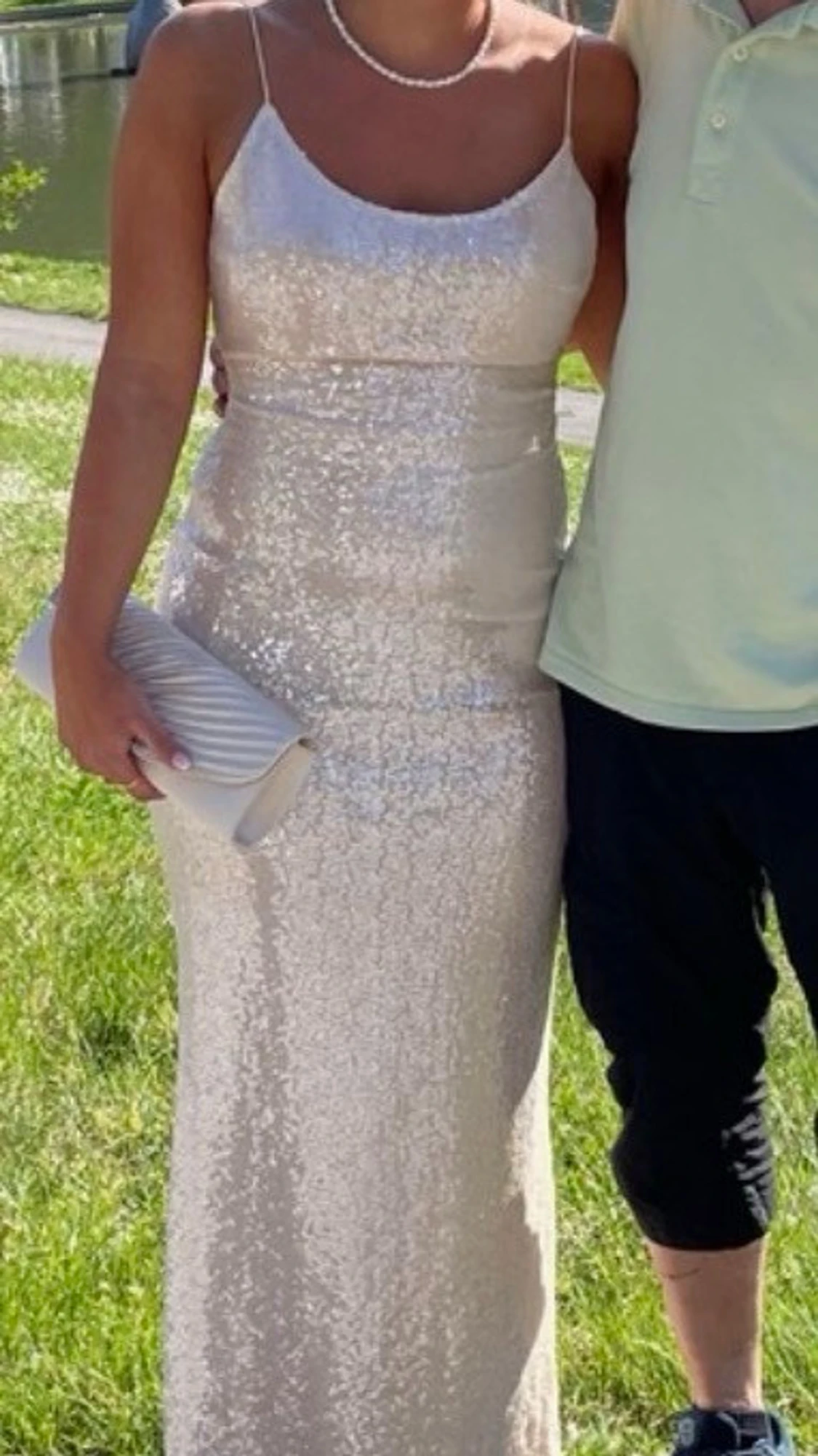 Glittrig långklänning med smala band - 1