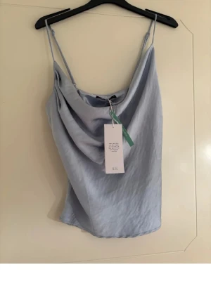 Snygg topp  - Jättefin fest topp/snyggare linne. Helt ny med prislapp kvar. Tyvärr har en tråd gått upp. Storlek M💗