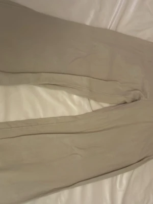 Beiga linnebyxor från Lindex Kids - Säljer ett par beiga linnebyxor från Lindex Kids i storlek 158. Byxorna har resår i midjan för extra komfort och är tillverkade i ett luftigt linnematerial. Perfekta för en avslappnad och stilren look.