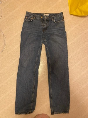 SÖKER - Söker dessa jeans från Gina tricot i storlek 34, har dem i 32 o dem börjar bli för små så kollar runt om någon har dem i en storlek större😊