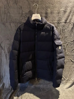 Moncler Montgenevre - Size M, sjukt rare. Riktigt fet. Behövs nu i bajsvädret i Sverige. Skriv vid frågor!